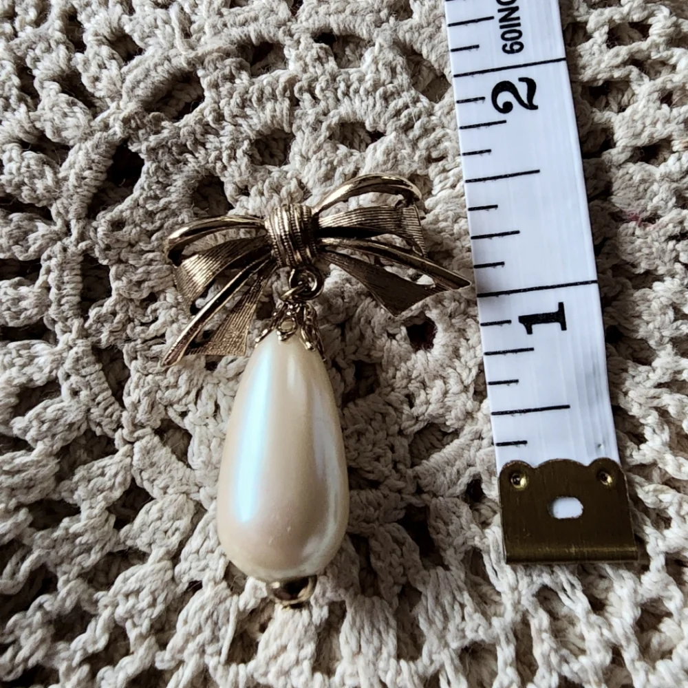 Vintage 1928 Textured Gold-Tone Bow Brooch With Dangling Teardrop Pearl